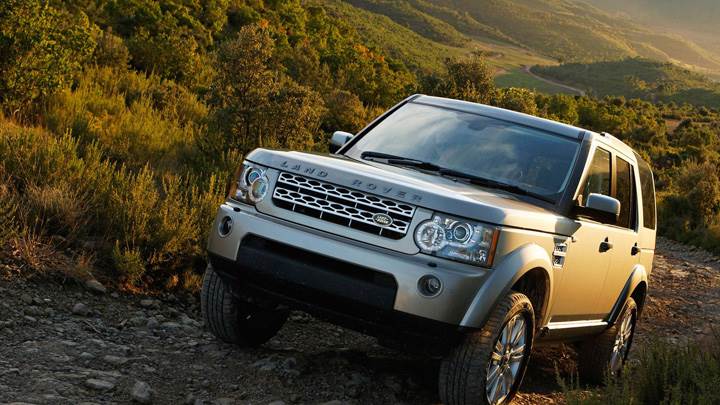 Land Rover Discovery 2010 Front Pose Near Valley